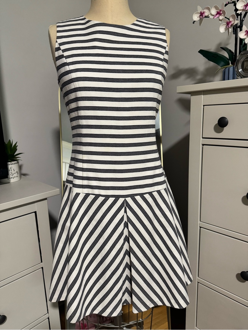 Theory Alaqua Striped Fit and Flare Dress Grey White Cotton Sleeveless Size 6